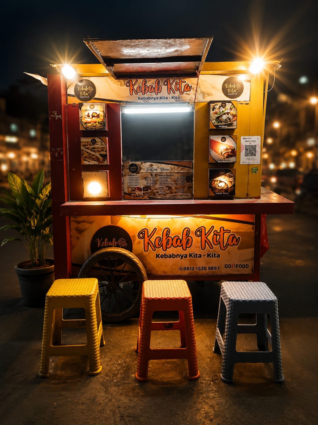 Gerobak Kebab Kita di malam hari dengan plang menyala, Boyolali